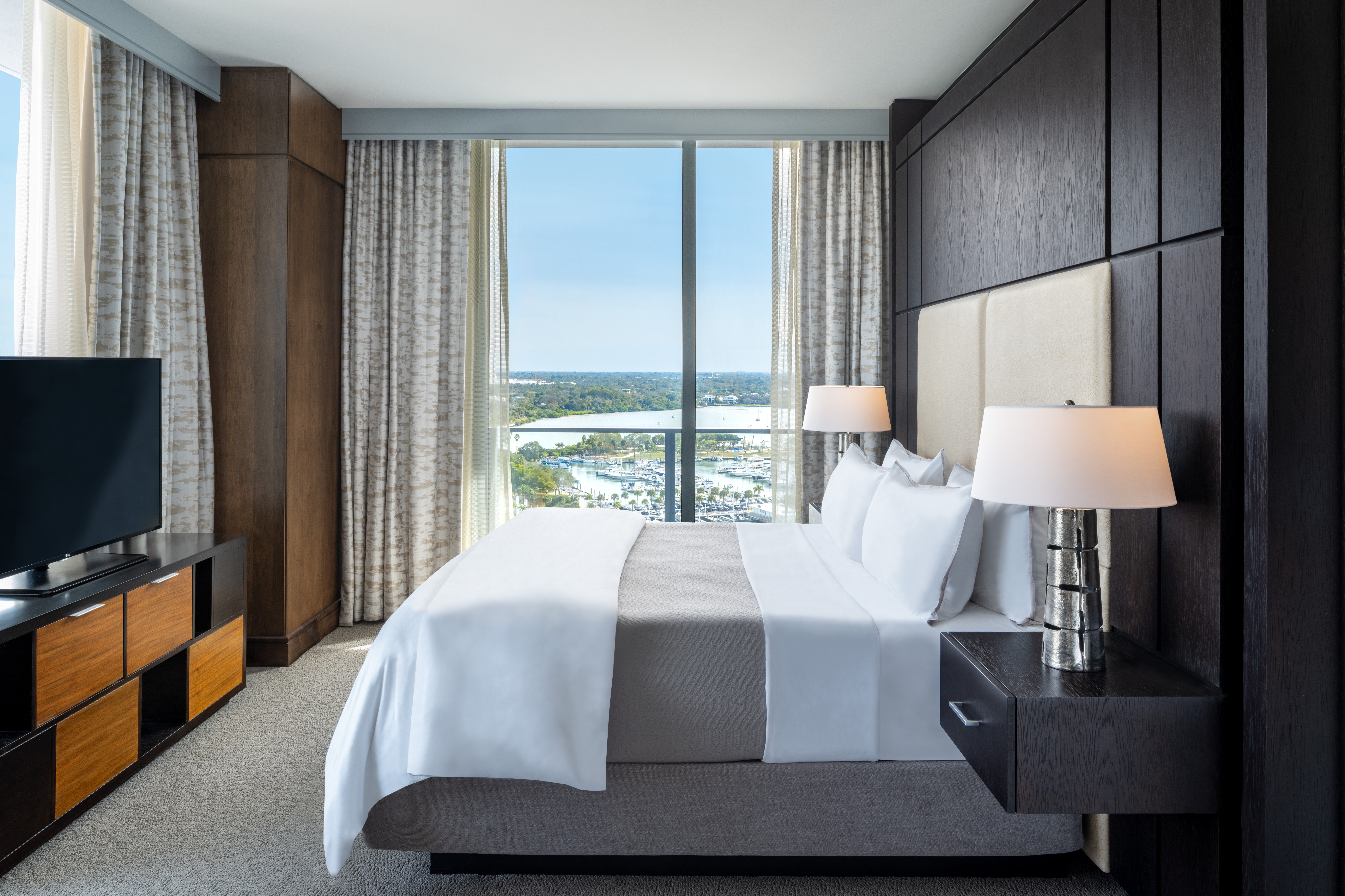 WES_SRQWI_Presidential_Suite_Bed.jpg